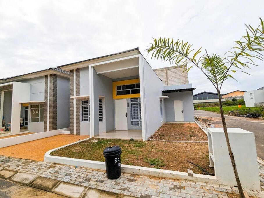 Lovina B2/12a At Ansley Park Spacious+netflix Batam